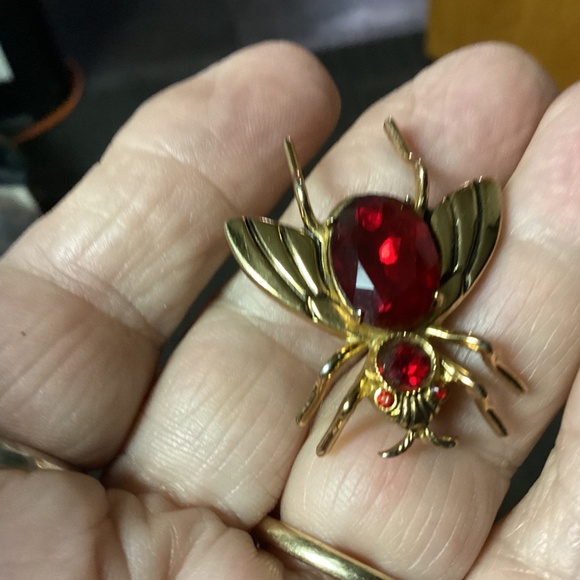 CORO PEGASUS. RED CENTER BEE BROOCH SIGNED ❣️❣️❣️❣️❣️ - Picture 1 of 12